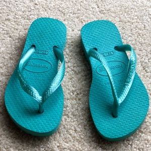 Girl’s Havaianas flip flops